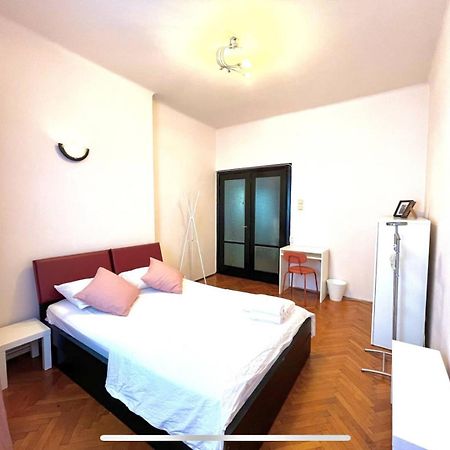 Downtown Unirii Square Private Economy Rooms With Shared Amenities Bucharest Exterior photo