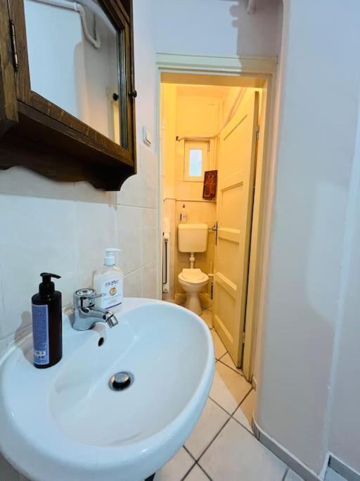 Downtown Unirii Square Private Economy Rooms With Shared Amenities Bucharest Exterior photo