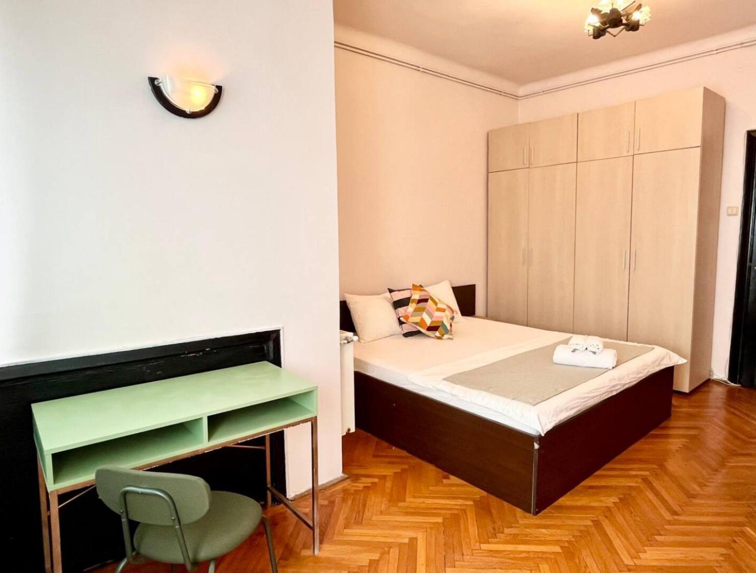 Downtown Unirii Square Private Economy Rooms With Shared Amenities Bucharest Exterior photo
