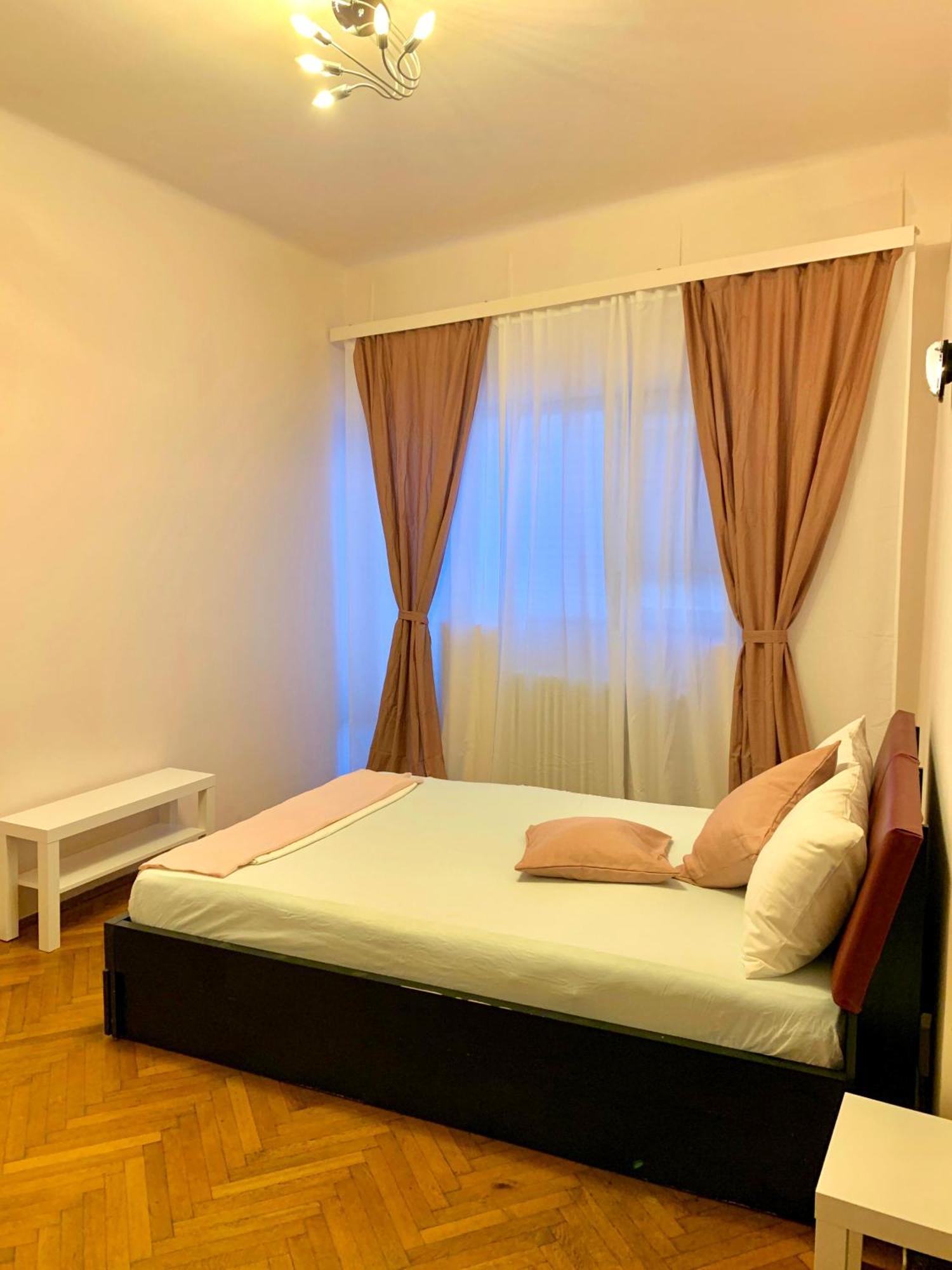 Downtown Unirii Square Private Economy Rooms With Shared Amenities Bucharest Room photo