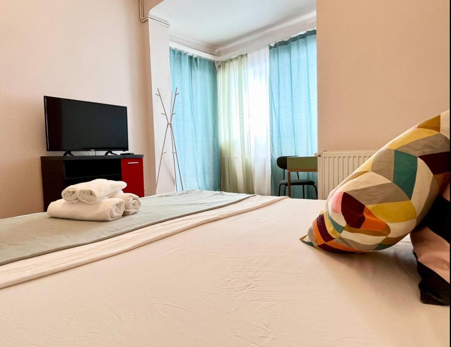 Downtown Unirii Square Private Economy Rooms With Shared Amenities Bucharest Exterior photo