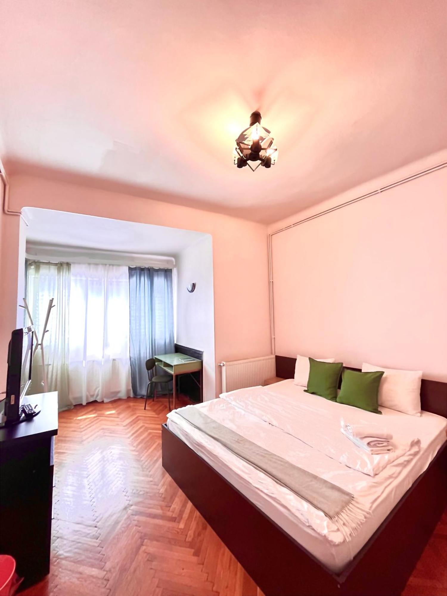 Downtown Unirii Square Private Economy Rooms With Shared Amenities Bucharest Exterior photo