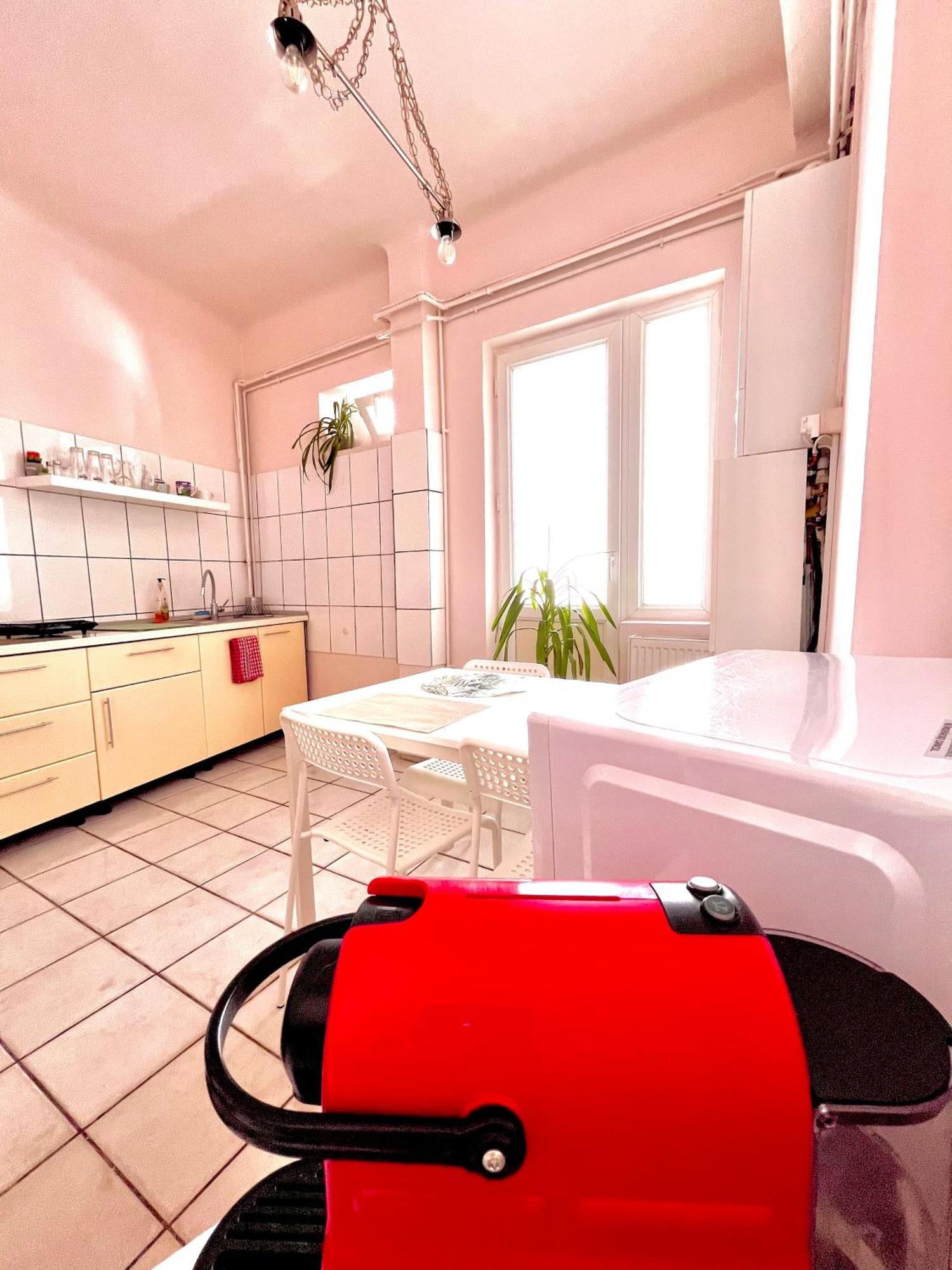 Downtown Unirii Square Private Economy Rooms With Shared Amenities Bucharest Exterior photo